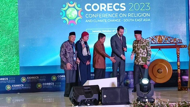 Wamenag Saiful Rahmat Dasuki (kanan) membuka Konferensi Agama dan Perubahan Iklim di Hotel Ritz Carlton, Jakarta, Rabu (4/10/2023).  Foto: Zamachsyari/kumparan