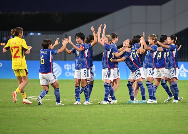 Jepang rayakan kemenangan usai kalahkan China 3-4 di sepak bola wanita Asian Games 2022 di Hangzhou, China.  Foto: Jung Yeon-je / AFP