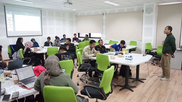 Kegiatan bootcamp karang taruna se-DIY dalam acara Pekan Inovasi Sosial Karang Taruna DIY di Creative Hub FISIPOL UGM, Selasa (3/10). Foto: Arif UT/Pandangan Jogja