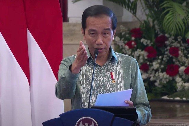 Presiden Jokowi memberi arahan kepada peserta PPSA XXIV dan Alumni PPRA LXV 2023 Lemhannas RI di Istana Negara, Rabu (4/10/2023). Foto: Youtube/Sekretariat Presiden