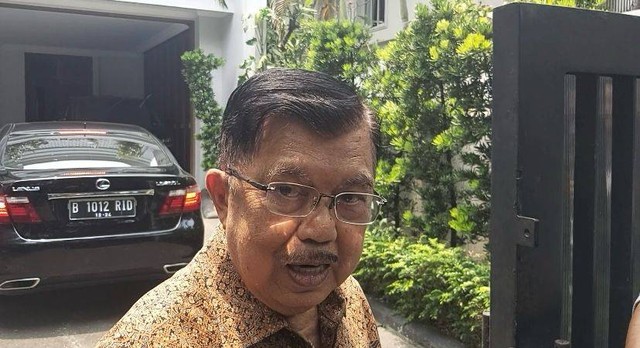 Wakil Presiden RI ke 10 dan 12 Jusuf Kalla di kediamannya Jalan Brawijaya, Jakarta, Rabu (4/10/2023). Foto: Luthfi Humam/kumparan