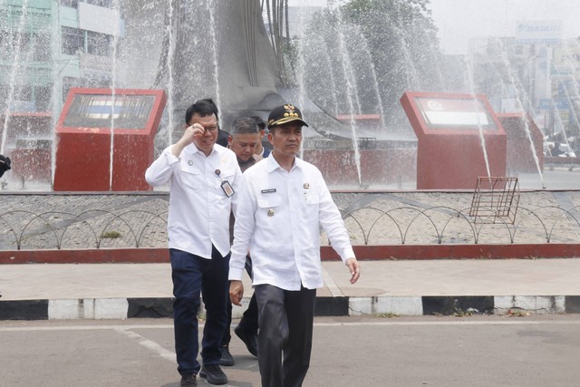 Pj Wali Kota Palembang, Ratu Dewa, saat meninjau sejumlah kondisi infrastruktur perkotaan. (ist)