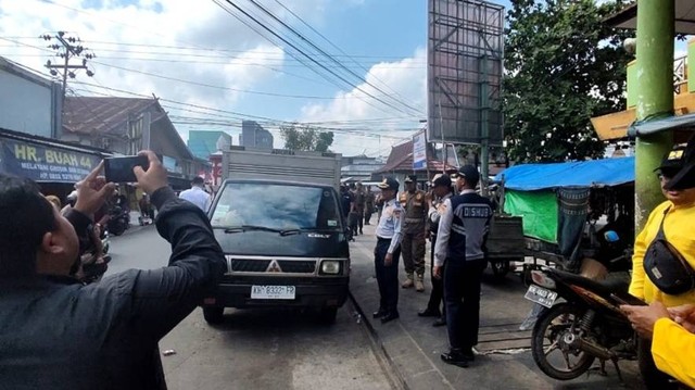 Petugas Dishub Kobar menegur sopir yang parkir di ruas Jalan Udan Said Kompleks Pasar Indra Sari Pangkalan Bun belum lama ini. Foto: IST/InfoPBUN