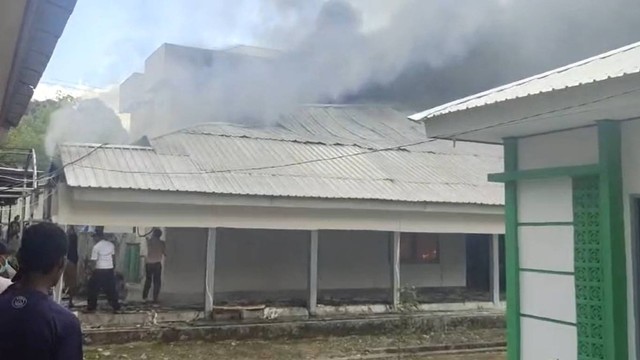 RSUD Sadsuitubun Maluku Tenggara terbakar, Rabu (4/10/2023). Dok: Ist.
