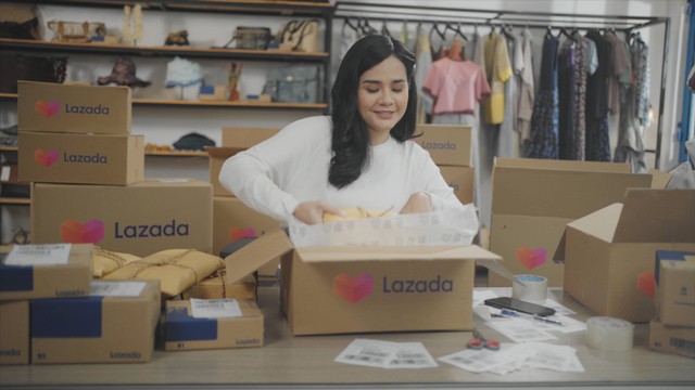 Ilustrasi pelaku UMKM membuka toko di Lazada. Foto: dok. Lazada