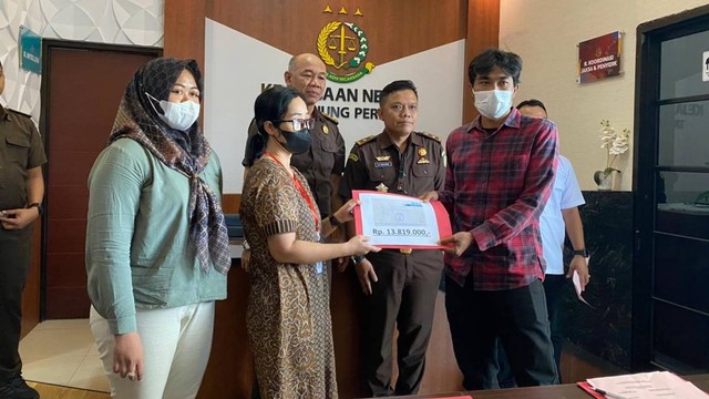 Nurhadi, wartawan Tempo di Surabaya yang menjadi korban penganiayaan oleh 2 polisi mendapat biaya restitusi dari keluarga pelaku di Kejaksaan Negeri (Kejari) Tanjung Perak, Surabaya, Rabu (4/10/2023). Foto: Farusma Okta Verdian/kumparan