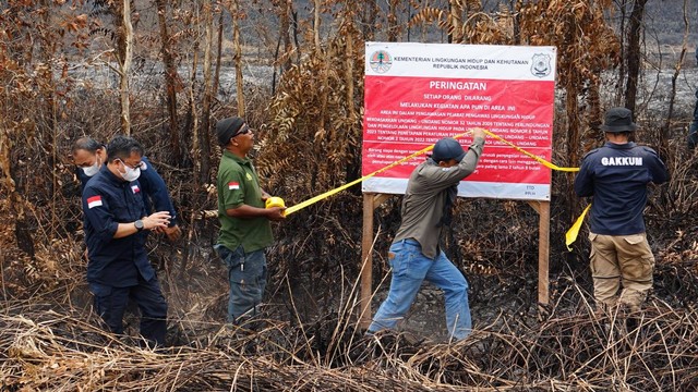 Tim Gakkum yang dipimpin Direktur Jenderal Gakkum LHK, Rasio Ridho Sani saat menyegel lahan perusahaan sawit di Ogan Komering Ilir (OKI), Foto : Gakkum KLHK
