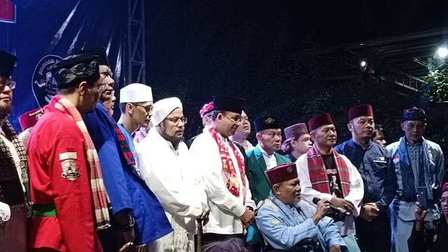 Deklarasi dukungan Jaringan Relawan Anies (JAWARA) kepada pasangan Anies Bawedan dan Muhaimin Iskandar di parkir depan Klenteng Bio Hoktekjengsin, Jakarta, Rabu (4/10/2023). Foto: Zamachsyari/kumparan