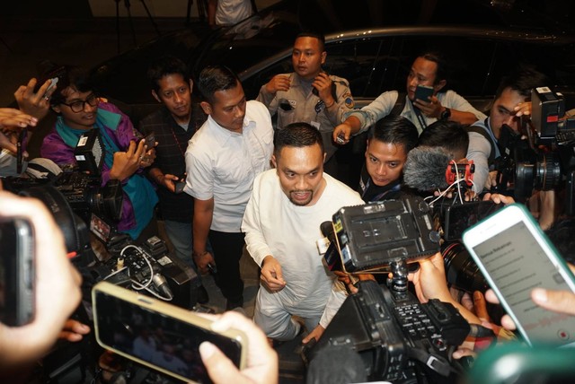 Ahmad Sahroni tiba di NasDem Tower, Jakarta, usai kepulangan Mentan Syahrul Yasin Limpo (SYL) ke tanah air, pada Rabu (4/10/2023).  Foto: Iqbal Firdaus/kumparan