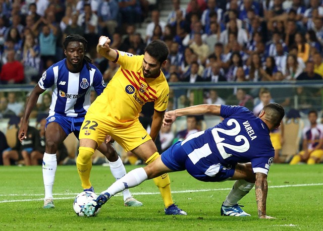 Pertandingan Liga Champions 2023/24 antara FC Porto vs Barcelona, Kamis (5/10/23) dini hari WIB. Foto: Pedro Nunes/REUTERS