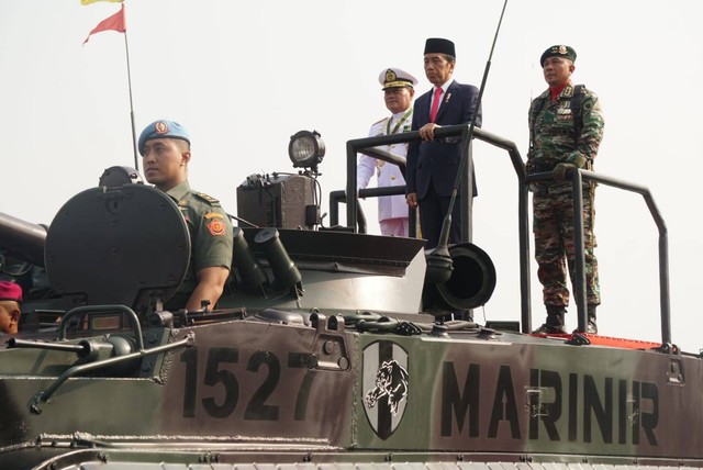 Presiden Joko Widodo didampingi Panglima TNI Laksamana Yudo Margono dan Komandan Upacara HUT TNI ke-78 Mayjen TNI Choirul Anam melakukan cek persiapan pasukan upacara di Kawasan Monas, Jakarta, Kamis (5/10/2023). Foto: Iqbal Firdaus/kumparan