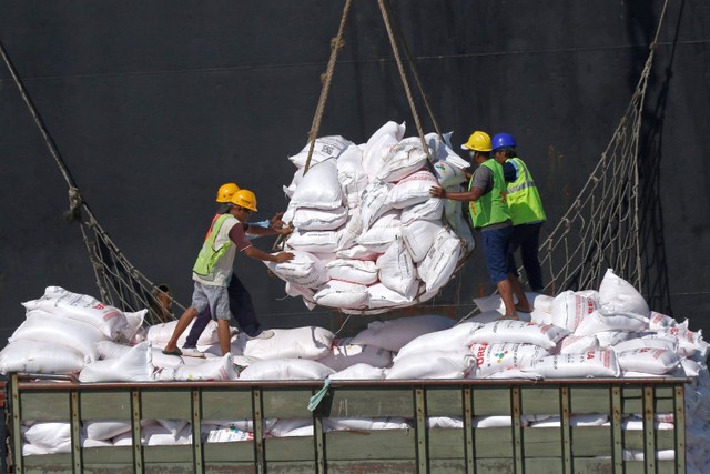 Pekerja menurunkan pupuk dari kapal di Pelabuhan Tanjungwangi, Banyuwangi, Jawa Timur, Rabu (4/10/2023). Foto: ANTARA FOTO/Budi Candra Setya