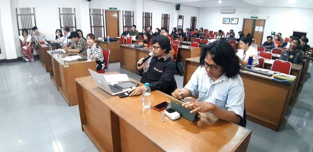 Mahasiswa UAJY saat berdiskusi bersama mengenai start up di bidang hukum. Foto: Len/Tugu Jogja