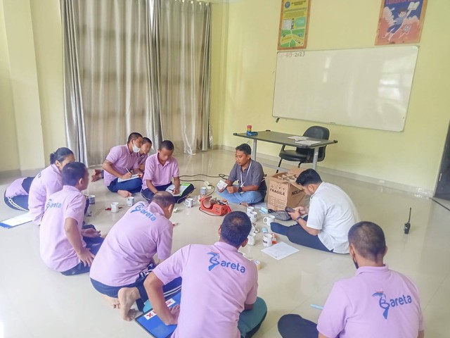 Bapak Bagus memberikan materi handicraft souvenir kepada klien di fase primary male dan female.