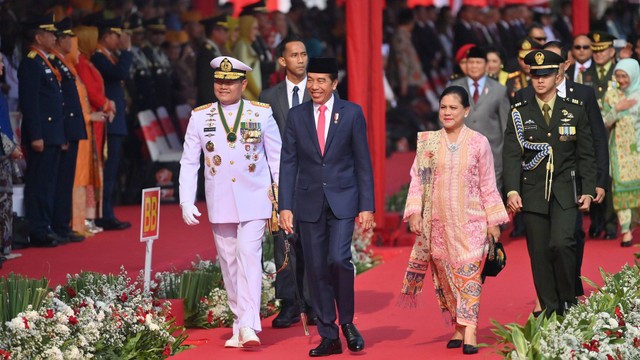 Presiden Joko Widodo (ketiga kanan) bersama Ibu Negara Iriana Joko Widodo (kedua kanan), dan Panglima TNI Laksamana TNI Yudo Margono (kiri) menghadiri upacara HUT ke-78 TNI di Lapangan Silang Monumen Nasional (Monas), Gambir, Jakarta, Kamis (5/10). Foto: ANTARA FOTO/Akbar Nugroho Gumay