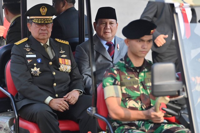 Presiden ke-6 Susilo Bambang Yudhoyono (kiri) bersama Menhan Prabowo menghadiri upacara HUT ke-78 TNI di Lapangan Silang Monumen Nasional (Monas), Gambir, Jakarta, Kamis (5/10/2023). Foto: ANTARA FOTO/Akbar Nugroho Gumay