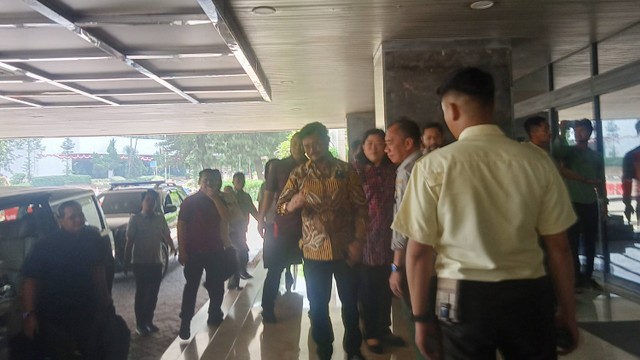 Tiba Di Kementan Tanpa Lencana Menteri, Syahrul Yasin Limpo Acungkan ...