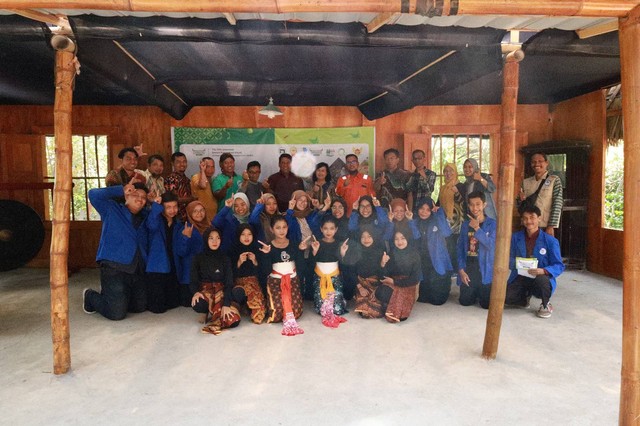Tim PPKO DKV Udinus Kediri saat berfoto bersama dengan masyarakat desa Sumber Banteng Kediri