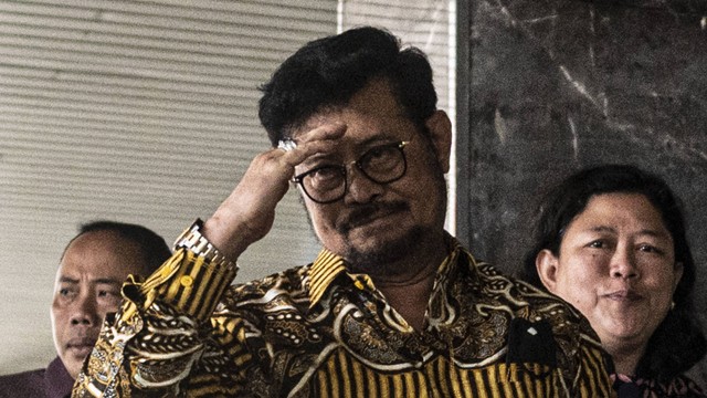 Menteri Pertanian Syahrul Yasin Limpo (tengah) menyapa wartawan saat tiba di Kantor Kementerian Pertanian, Jakarta, Kamis (5/10/2023). Foto: ANTARA FOTO/Aprillio Akbar