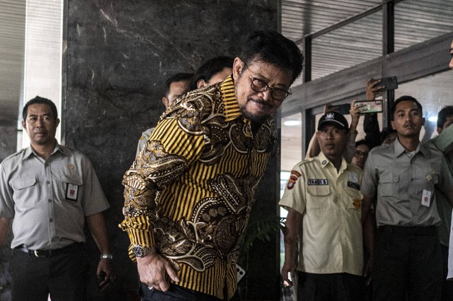 Menteri Pertanian Syahrul Yasin Limpo (tengah) menyapa wartawan saat tiba di Kantor Kementerian Pertanian, Jakarta, Kamis (5/10/2023). Foto: ANTARA FOTO/Aprillio Akbar