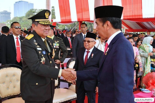 Presiden Jokowi menyapa SBY di HUT TNI ke-78. Foto: Agus Suparto/Presidential Palace