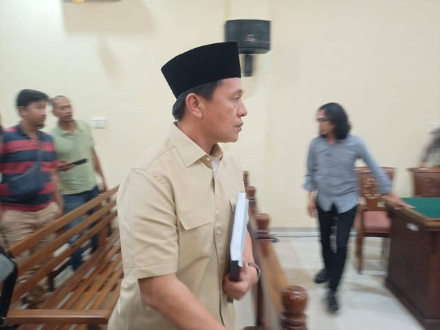 Mantan Bupati Lampung Tengah Mustafa saat hadir di Pengadilan Negeri Tanjung Karang, Bandar Lampung, Kamis (5/10). | Foto : Galih Prihantoro/ Lampung Geh