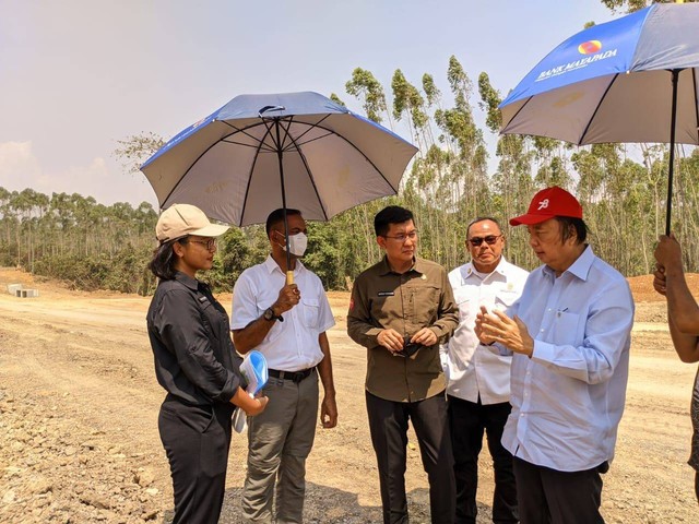 Rombongan Pemilik Mayapada Group, Dato Sri Tahir didampingi oleh Deputi Bidang Pengendalian Pembangunan, Thomas Umbu Pati Tena Bolodadi saat meninjau langsung rencana lokasi pembangunan Rumah Sakit (RS) Mayapada di IKN. dok. istimewa