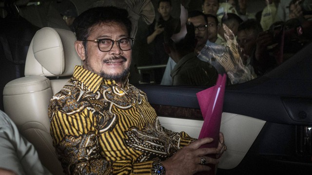 Menteri Pertanian Syahrul Yasin Limpo berada di dalam mobilnya usai melakukan pertemuan tertutup dengan jajaranya di Kantor Kementerian Pertanian, Jakarta, Kamis (5/10/2023). Foto: ANTARA FOTO/Aprillio Akbar