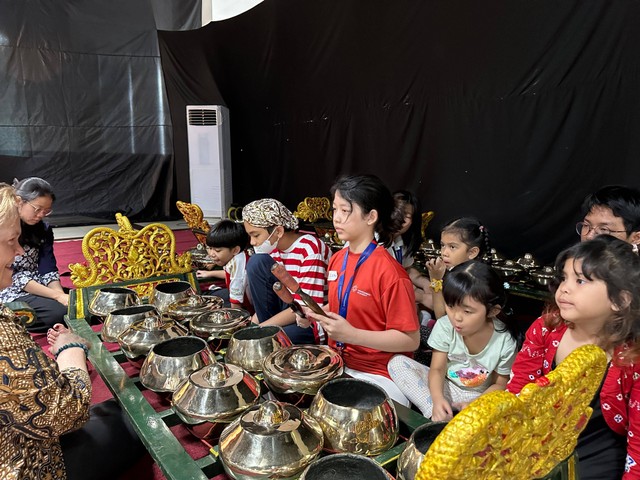 Sampoerna Academy Sentul mengadakan Wayang & Gamelan Workshop bertajuk Rhythms of Heritage: Mastering Gamelan and Wayang for Indonesian Independence. Foto: Sampoerna Academy