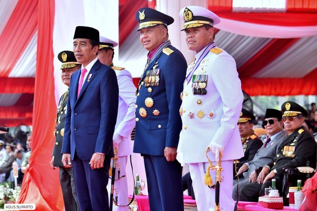 Presiden Joko Widodo (tengah) menghadiri upacara HUT ke-78 Tentara TNI di Lapangan Silang Monumen Nasional (Monas), Gambir, Jakarta, Kamis (5/10/2023). Foto: Agus Suparto/Presidential Palace