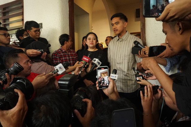 Ketum PSI Kaesang Pangarep bersama Ketua DPP PDIP Puan Maharani memberikan keterangan pers terkait  pertemuan yang dilakukan di kawasan Menteng, Jakarta, Kamis (5/10/2023). Foto: Iqbal Firdaus/kumparan