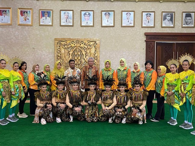Foto Bersama Kadisporapar dan Pj Gubernur Kalbar Bersama dengan Tim PERWOSI. Foto: Yulia Ramadhiyanti