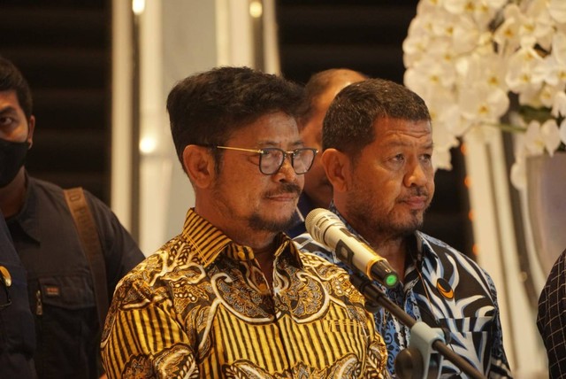 Mentan Syahrul Yasin Limpo memberikan keterangan kepada wartawan di NasDem Tower, Kamis (5/10/2023). Foto: Iqbal Firdaus/kumparan