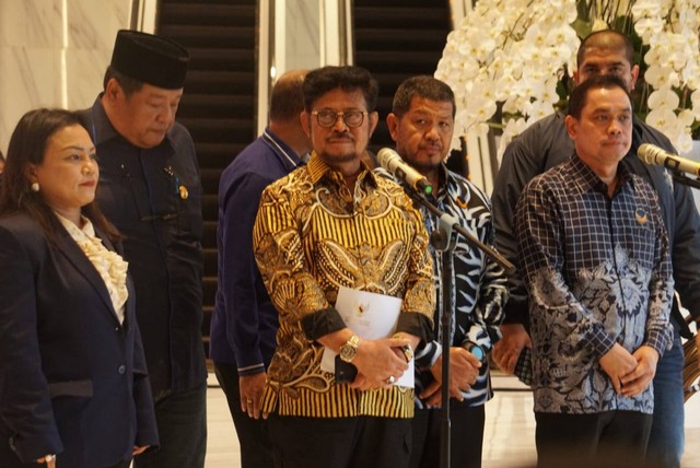 Mentan Syahrul Yasin Limpo memberikan keterangan kepada wartawan di NasDem Tower, Kamis (5/10/2023). Foto: Iqbal Firdaus/kumparan