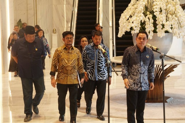 Mentan Syahrul Yasin Limpo memberikan keterangan kepada wartawan di NasDem Tower, Kamis (5/10/2023). Foto: Iqbal Firdaus/kumparan