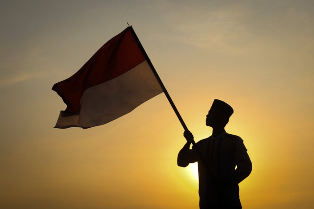 Ilustrasi mengibarkan bendera Merah Putih dan menjunjung tinggi rasa cinta Tanah Air. Foto: Pexels