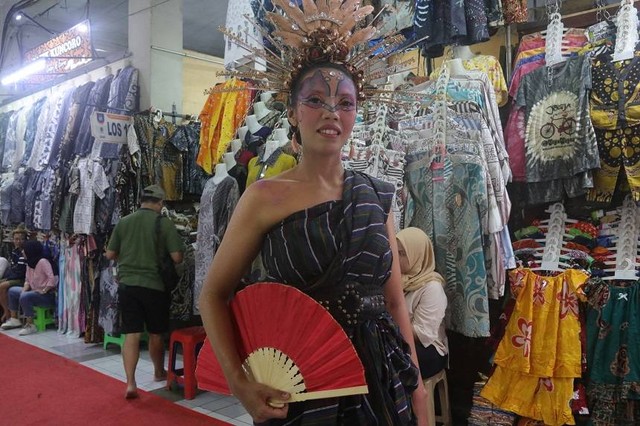 Sari Anggraeni, pedagang Pasar Legi Yogyakarta yang menjadi salah satu peserta fashion show. Foto: Dok. Pemkot Yogya