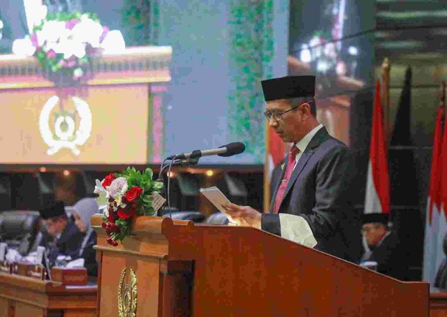 Pj Gubernur DKI Jakarta Heru Budi Hartono menyerahkan rancangan peraturan daerah (Raperda) APBD 2024 ke DPRD DKI Jakarta, Kamis (5/10/2023). Foto: Annisa Thahira Madina/kumparan