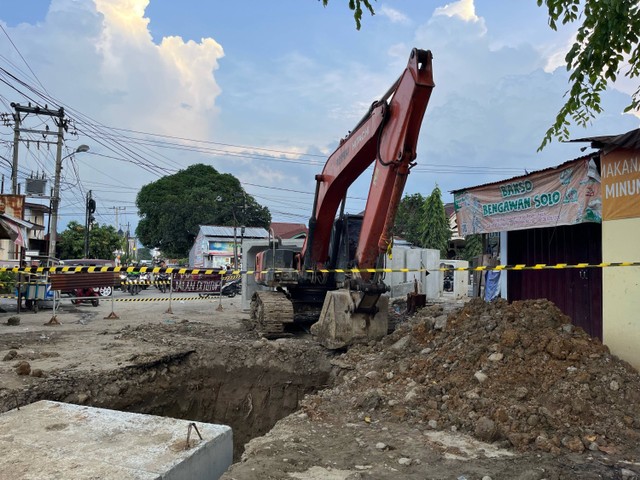 Proyek drainase di Kota Medan yang mengalami kecelakaan kerja. Foto: Tri Vosa/kumparan