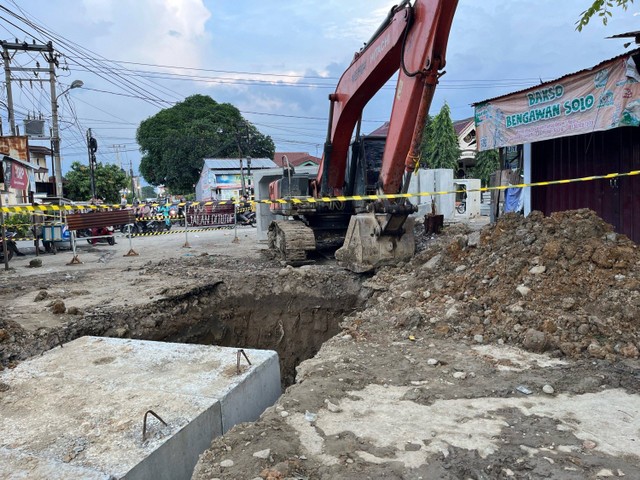 Proyek drainase di Kota Medan yang mengalami kecelakaan kerja. Foto: Tri Vosa/kumparan