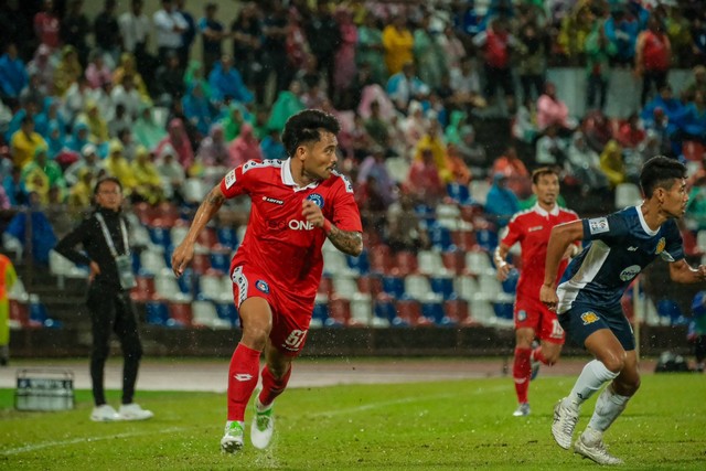 Saddil Ramdani saat membela klub Malaysia, Sabah FC, dalam sebuah pertandingan di musim 2023/24. Foto: Twitter/@SabahFCofficial