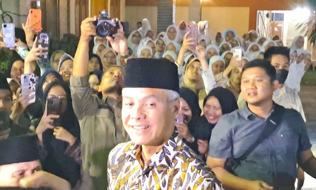 Bacapres Ganjar Pranowo saat tiba di Ponpes Luhur Al-Tsaqafah, Kamis (5/10/2023). Foto: Annisa Thahira Madina/kumparan