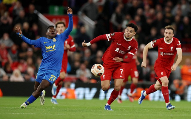 Noah Sadiki duel dengan Luis Diaz saat Liverpool vs Union Saint-Gilloise dalam matchday kedua Grup E Liga Europa 2023/24 di Stadion Anfield, pada Jumat (6/10/2023) dini hari WIB. Foto: REUTERS/Phil Noble