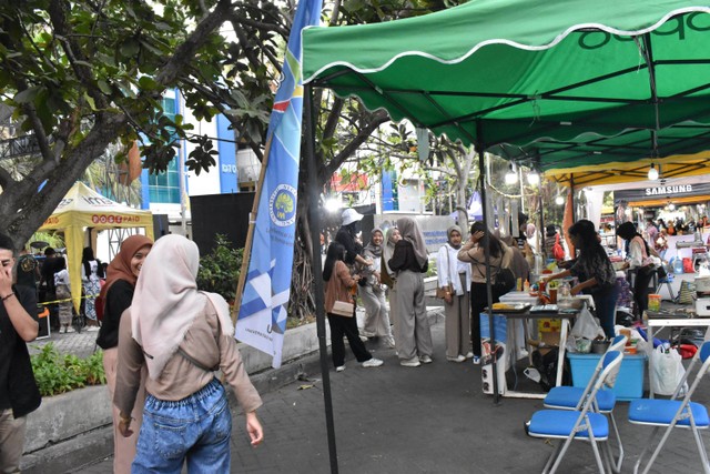 Stand UMKM pada saat kegiatan ECOFEST di Halaman FEB Universitas Negeri Malang. Kredit: Dede Bayu Mukti/Universitas Negeri Malang