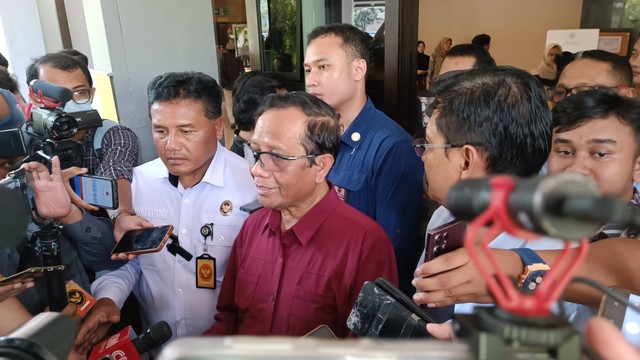 Menko Polhukam Mahfud MD saat di University Club UGM, Jumat (6/10/2023).  Foto: Arfiansyah Panji Purnandaru/kumparan