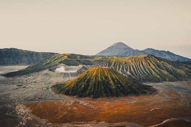 Ilustrasi puisi tentang gunung. Sumber: Unsplash/ Rizknas. 