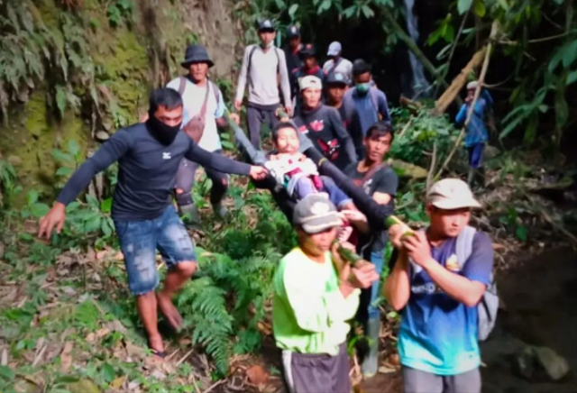 Proses evakuasi orang hilang di hutan Gunung Merapi oleh tim relawan gabungan. Foto: Dok. BTN Gunung Merapi