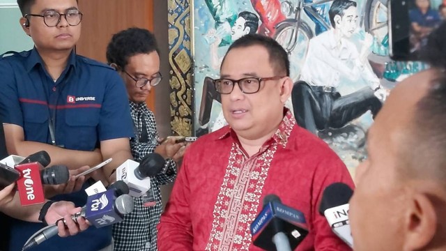 Koordinator Staf Khusus Presiden Ari Dwipayana di Kantor Kemensetneg, Jakarta, Jumat (6/10/2023). Foto: Nadia Riso/kumparan