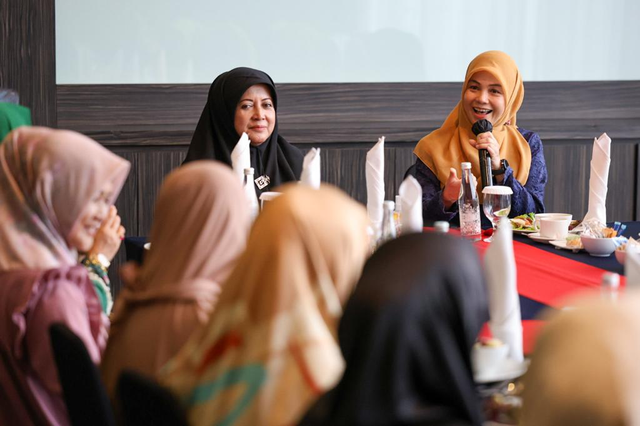 Istri Ganjar Pranowo, Siti Atikoh bersama Nyai-Ning Jawa Barat. Foto: Dok. Istimewa