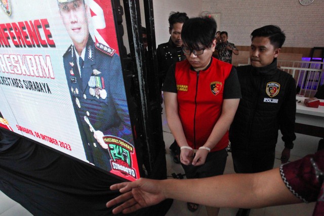 Polisi menghadirkan tersangka kasus dugaan penganiayaan, Gregorius Ronald Tannur (kedua kanan) saat konferensi pers di Polrestabes Surabaya, Jawa Timur, Jumat (6/10/2023).  Foto: Didik Suhartono/ANTARA FOTO